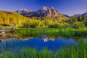 A view of a mountain from lakeside in Idaho